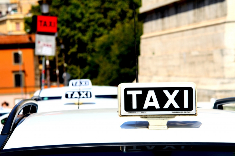 taxis-GILETTE-min_taxi_auto_rome_road_white-1051610